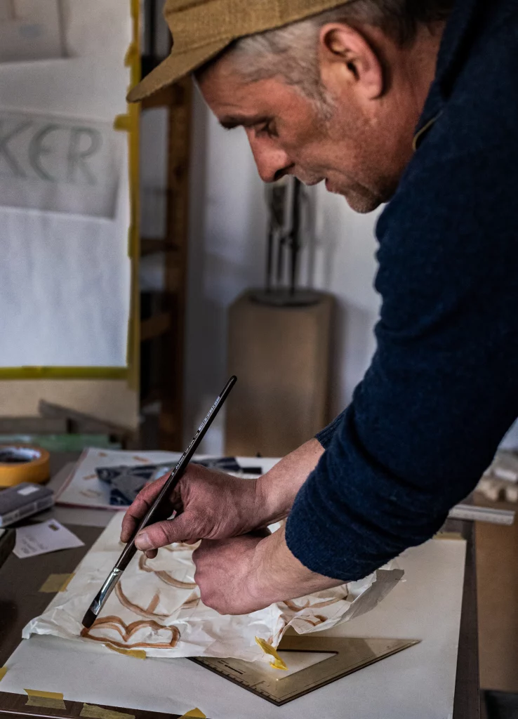Ein Mitarbeiter bei der Erstellung von Zeichnungen für eine Schrift.