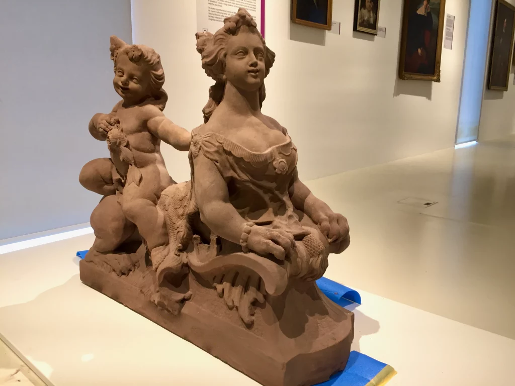 Eine weitere Aufnahme einer restaurierten Statue von Frau mit Kind bei der Ausstellung.