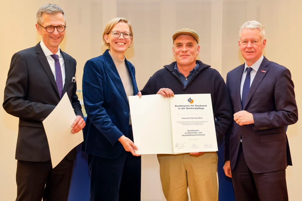 Es wird der Bundespreis für Handwerk in der Denkmalpflege verliehen.