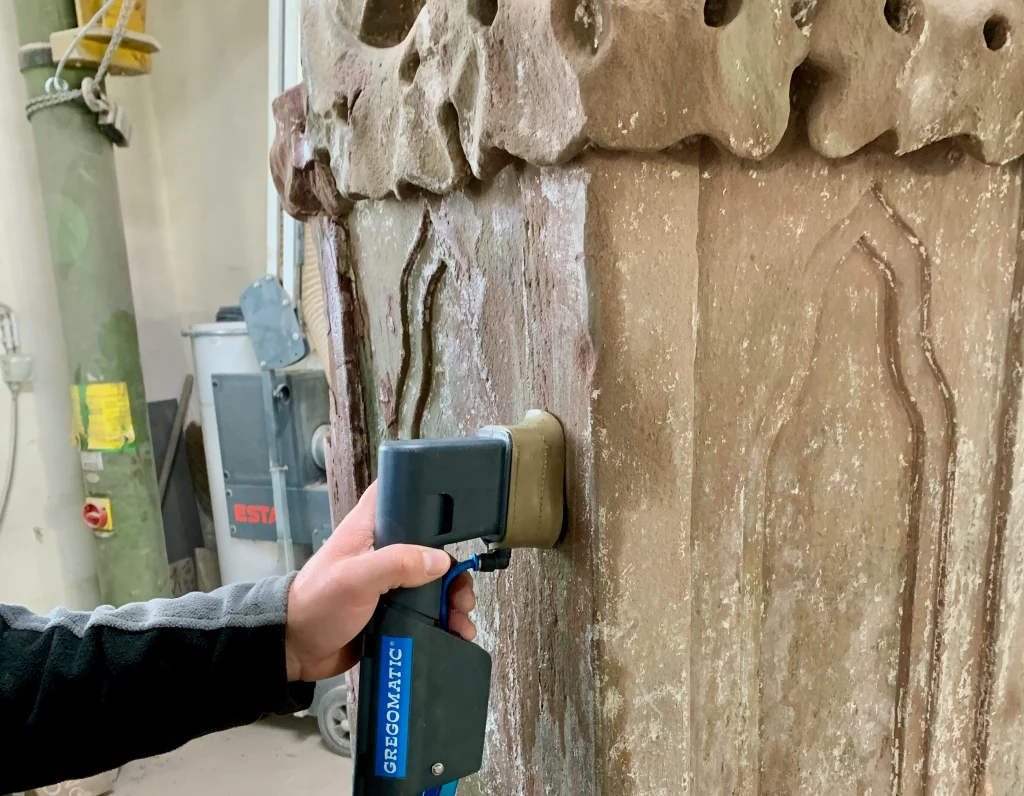 Detailaufnahme der Restauration einer Fassade in der Werkstatt.