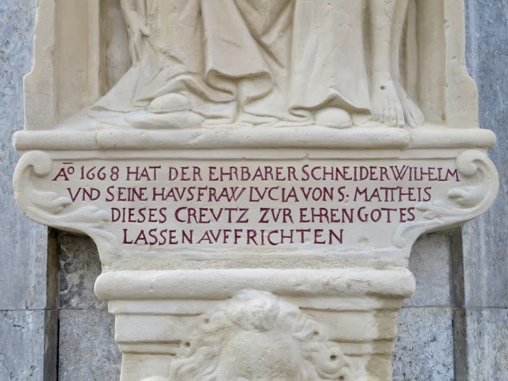Nahaufnahme einer restaurierten Inschrift einer Statue.