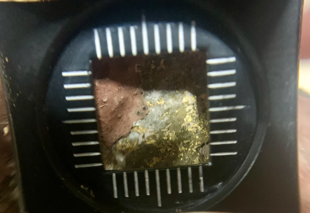 Detailaufnahme der Aufbereitung einer Restauration in der Werkstatt.