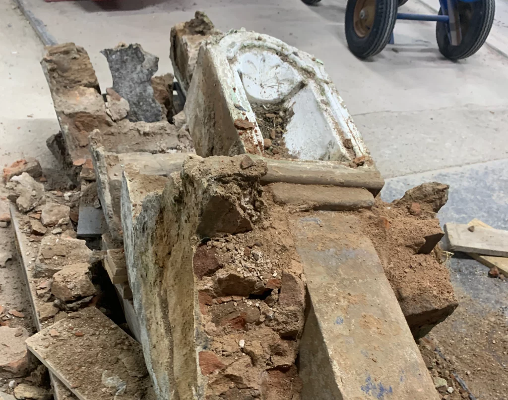 Aufnahme wie eine Restauration in der Werkstatt aufbereitet wird.