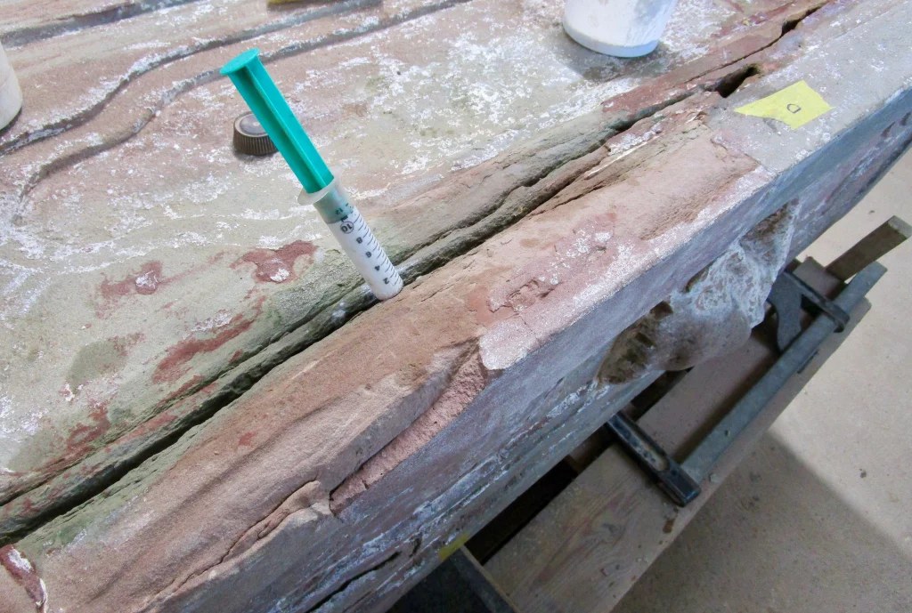 Es wird die Injektion einer weißen Flüssigkeit zur Aufbereitung einer Restauration gezeigt.