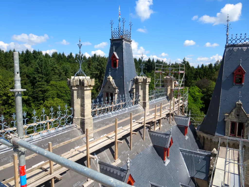 Abgebildet wird die Baustelle der Restauration eines Daches.