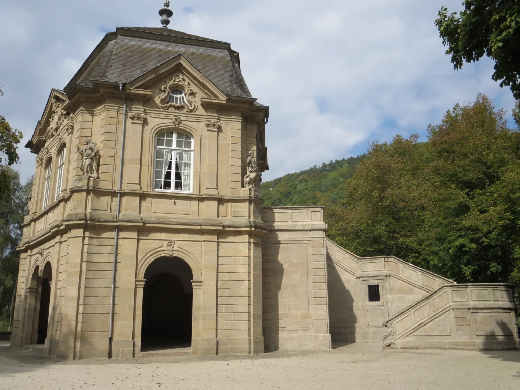 Es wird eine restaurierte Fassade abgebildet.