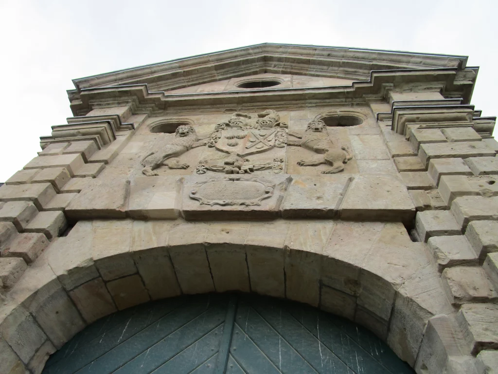 Die Details einer restaurierten Fassade werden aus einer aufschauenden Perspektive abgebildet.