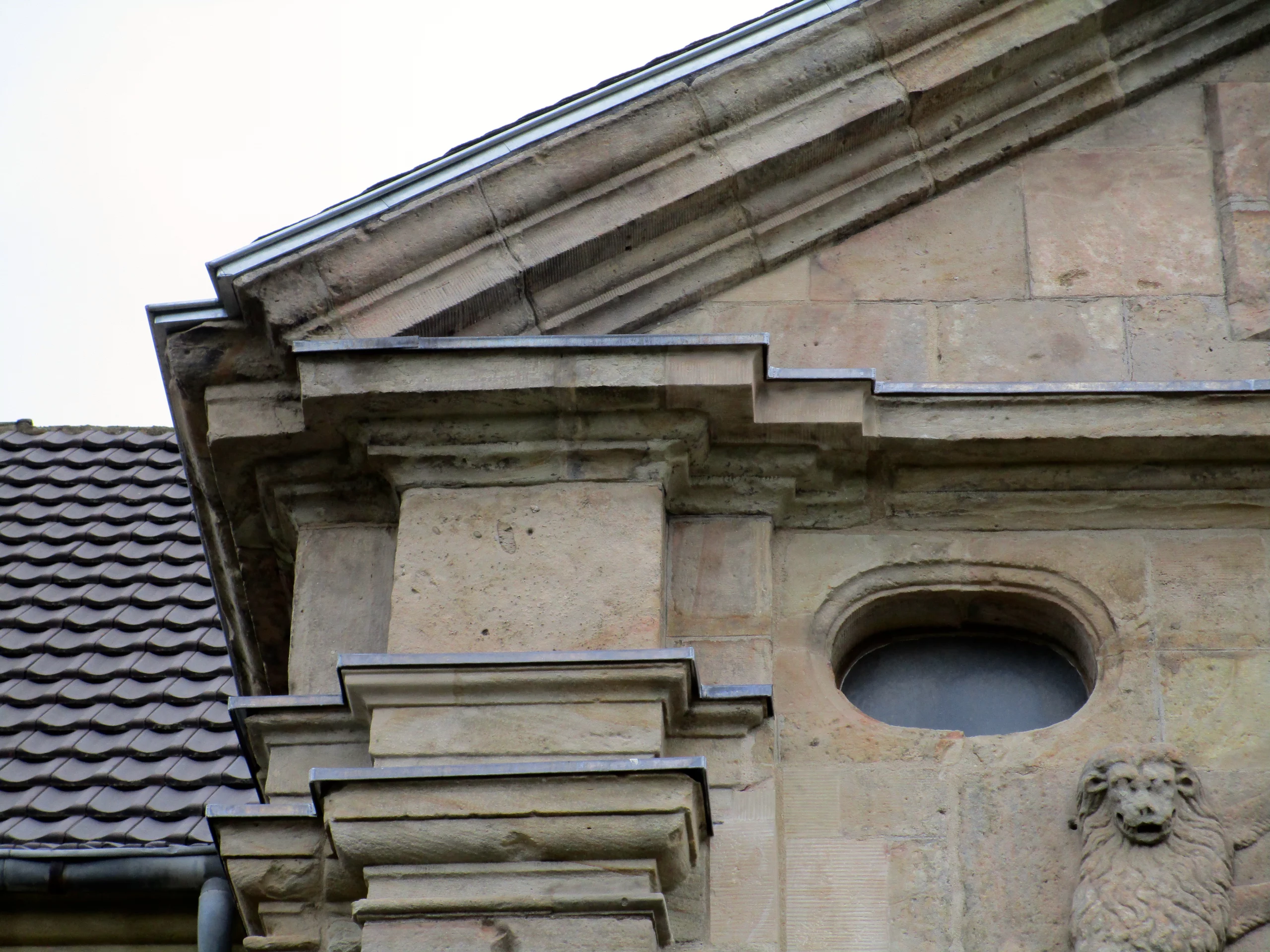 Eine restaurierte Fassade wird in genauerem Detail abgebildet.