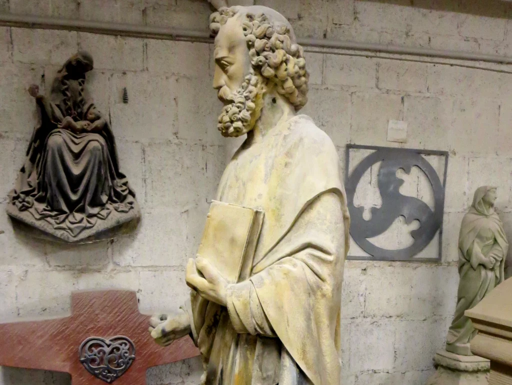 Eine Statue wird in der Werkstatt restauriert.