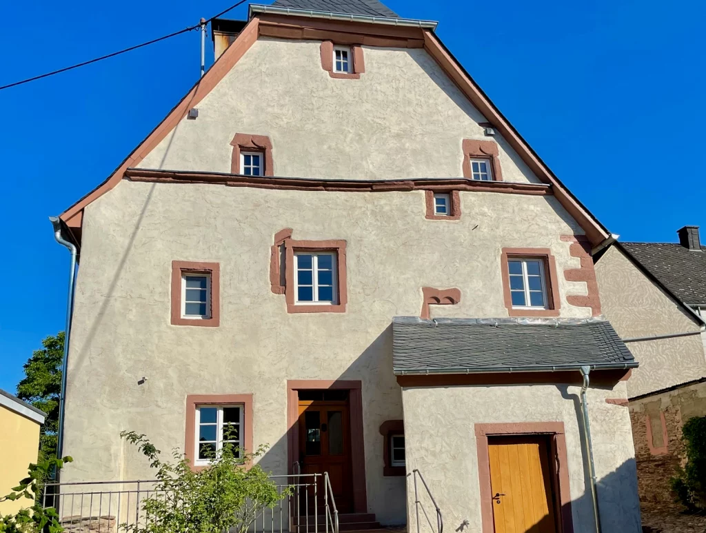 Es wird die restaurierte Fassade eines Hauses abgebildet.