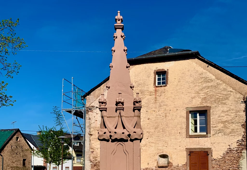 Eine Nahaufnahme der restaurierten Säule eines Brunnens.