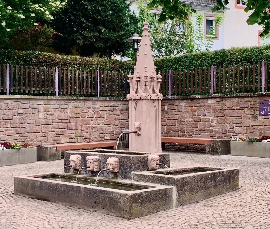 Aufnahme der restaurierten Säule eines Brunnens.