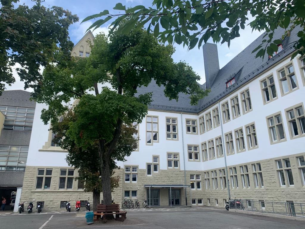 Aufnahme eines restaurierten Schulhofs.