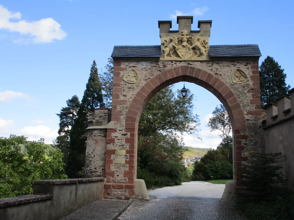 Eine Aufnahme eines restaurierten Torbogens..