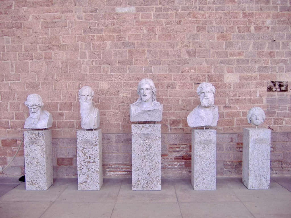 Aufnahme der Statuen von Jesus Christus und der Evangelisten in der Konstantin Basilika.