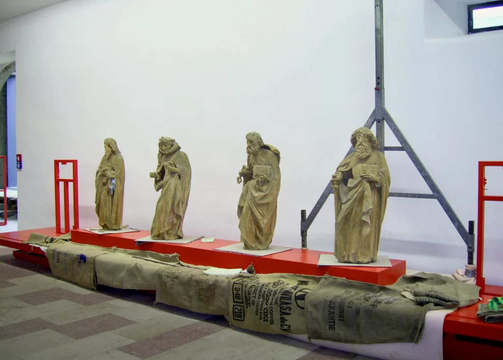 Vier restaurierte Figuren werden ausgestellt.
