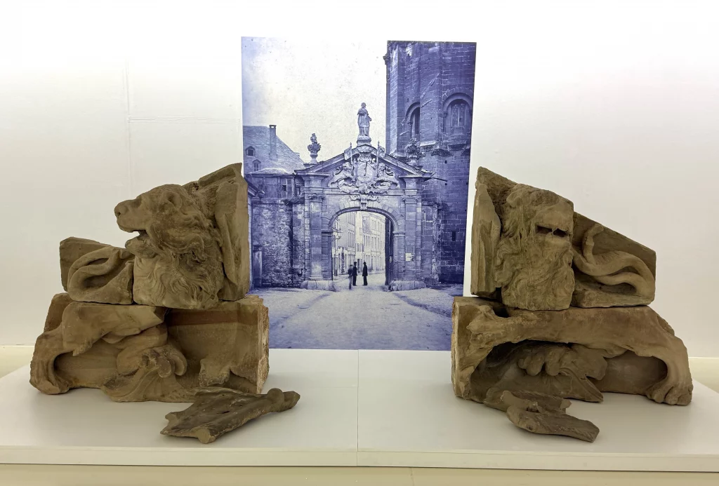 Die restaurierte Verzierung eines historischen Tors.