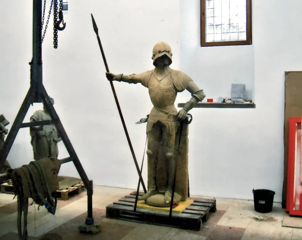 Die restaurierte Statue eines Ritters wird ausgestellt.