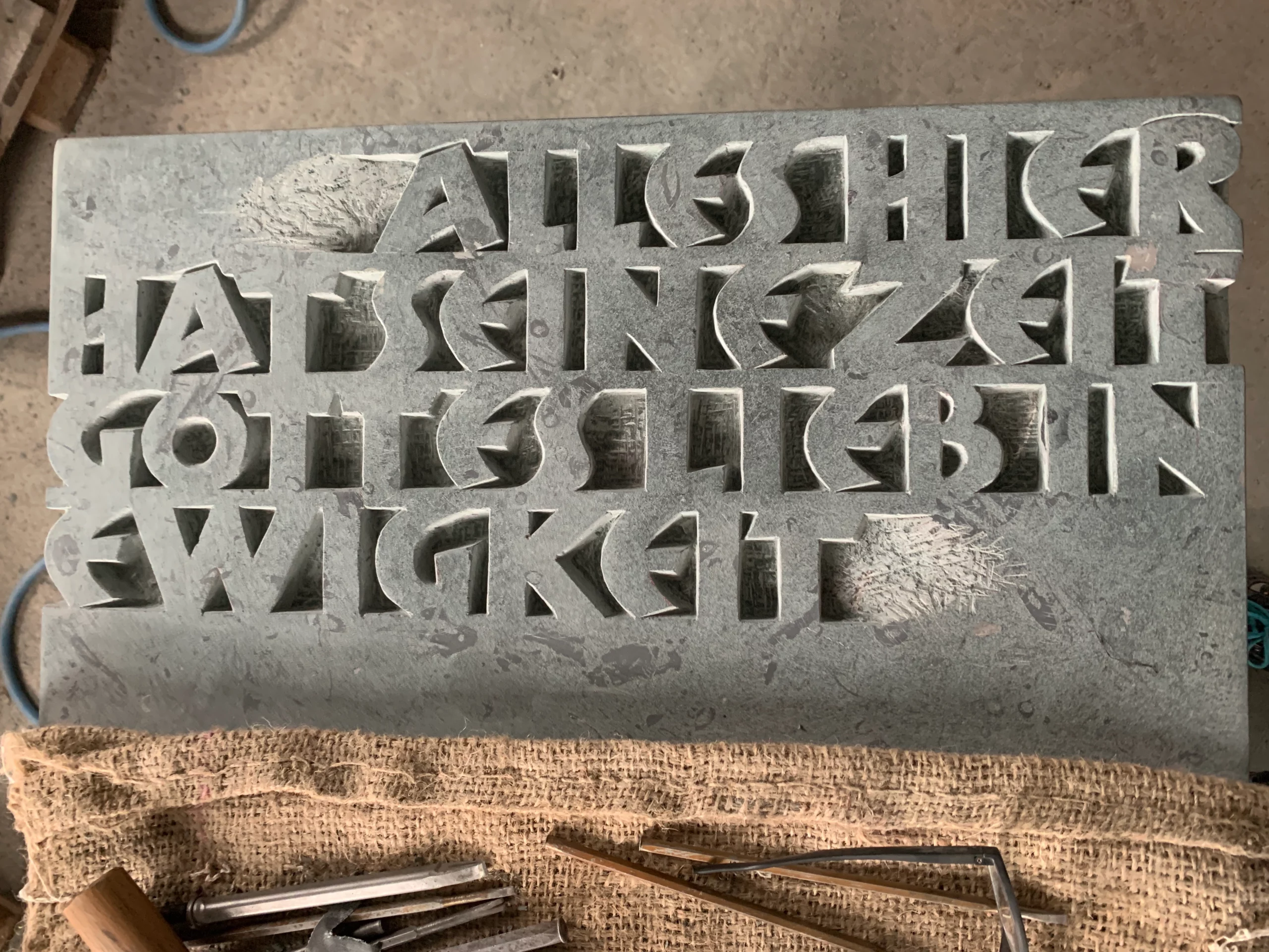 Aufnahme eines Schriftzugs, der in der Werkstatt in einen Grabstein gemeißelt wurde.