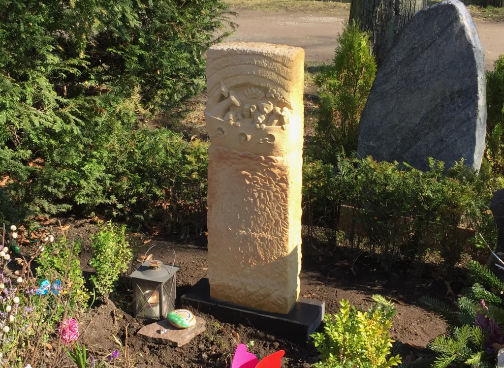 Aufnahme eines Grabsteins mit dem Motiv der Arche.