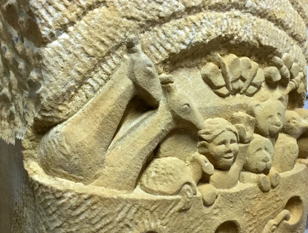 Eine Detailaufnahme des Arche Motivs auf einem Grabstein.