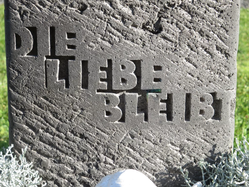 Die Nahaufnahme eines Grabmal Schriftzugs, welche sagt: