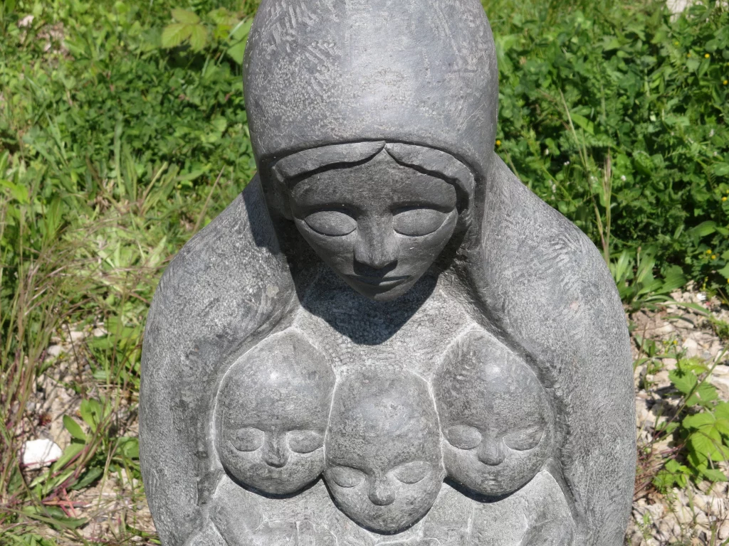 Eine Nahaufnahme der Statue einer Mutter mit drei Kindern.