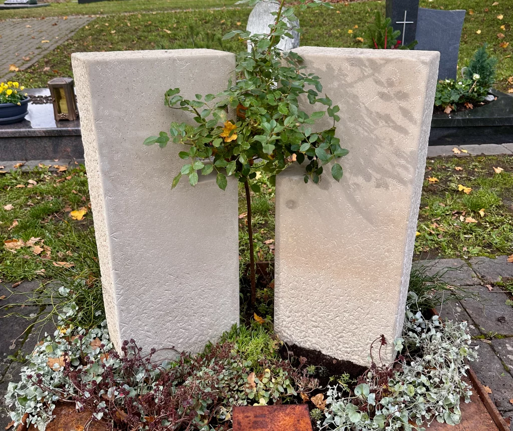 Aufnahme zweier heller Steine als Urnengrabstein.