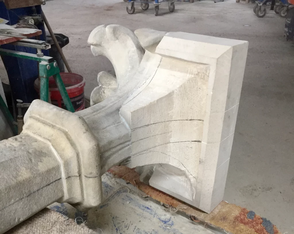 Eine Detailaufnahme eines Arbeitsstücks in der Werkstatt.