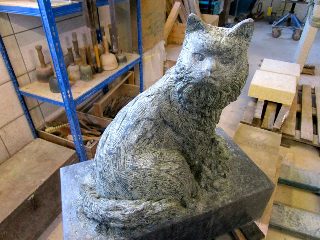 Aufnahme einer Katzen Statue in der Werkstatt.