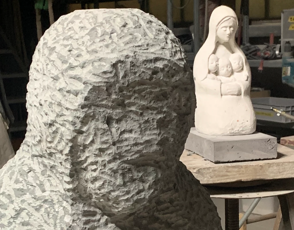 Die Mutter-Kinder Statue in der Werkstatt.