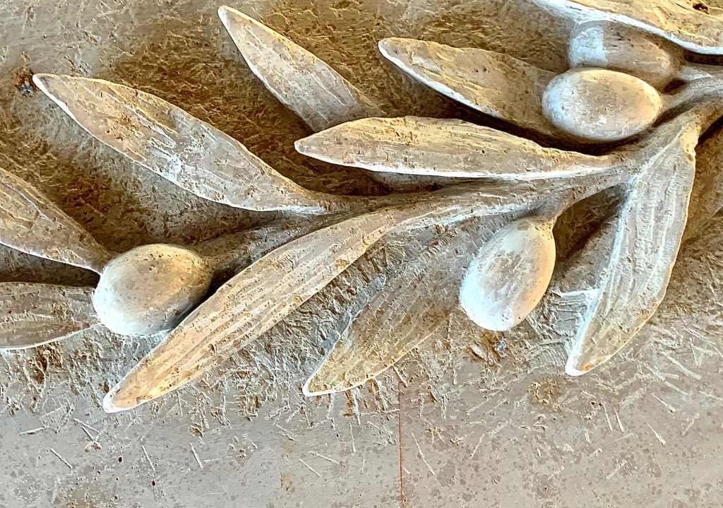 Eine Nahaufnahme der Olivenzweig Details auf einem Grabmal.