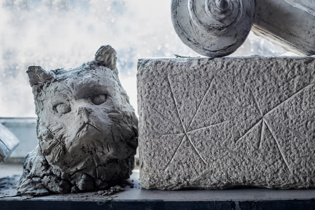 Eine Abbildung des Prototyps der Katzen Statue in der Werkstatt.