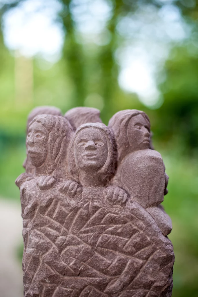 Eine Abbildung einer Statue, mit mehreren weiblichen Köpfen.