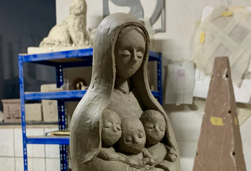 Eine Aufnahme der Mutter-Kinder Statue in der Werkstatt.