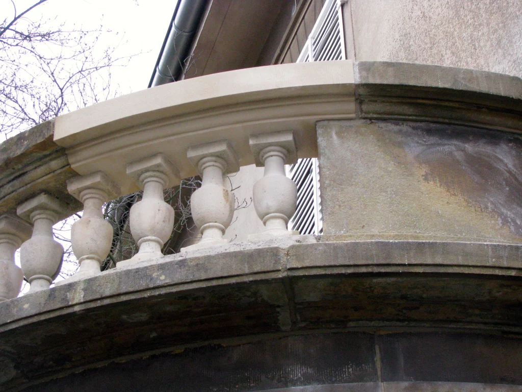 Aufnahme einer erneuerten Balustrade eines Balkons.