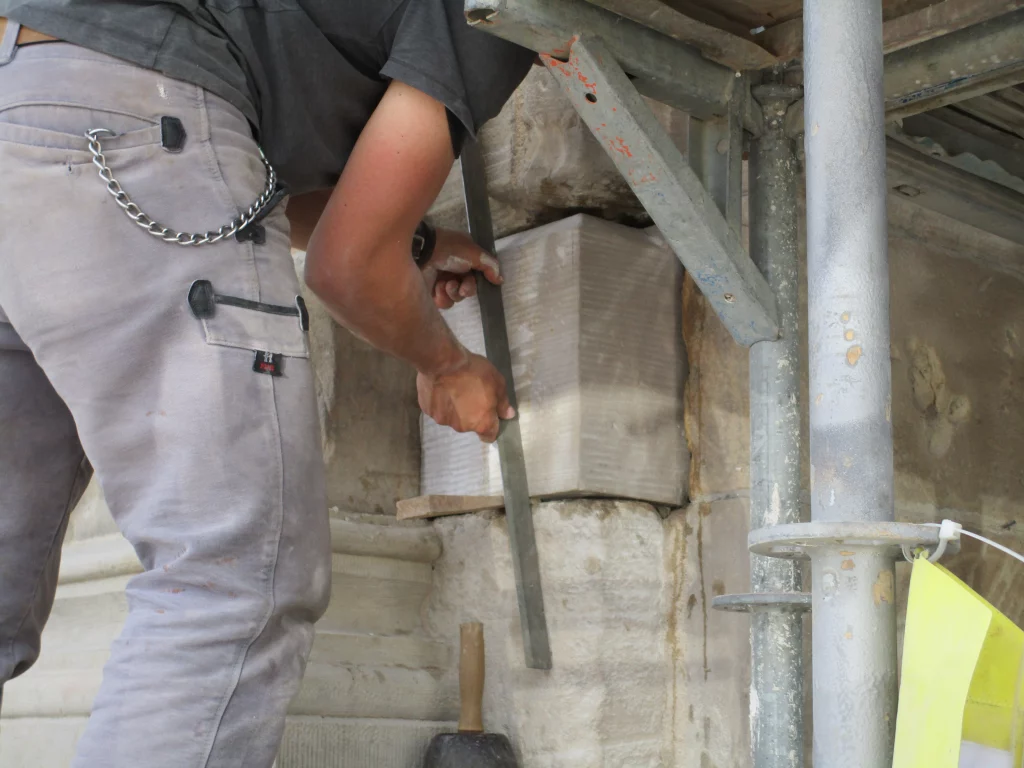 Aufnahme eines Mitarbeites bei der Arbeit auf einer Baustelle.