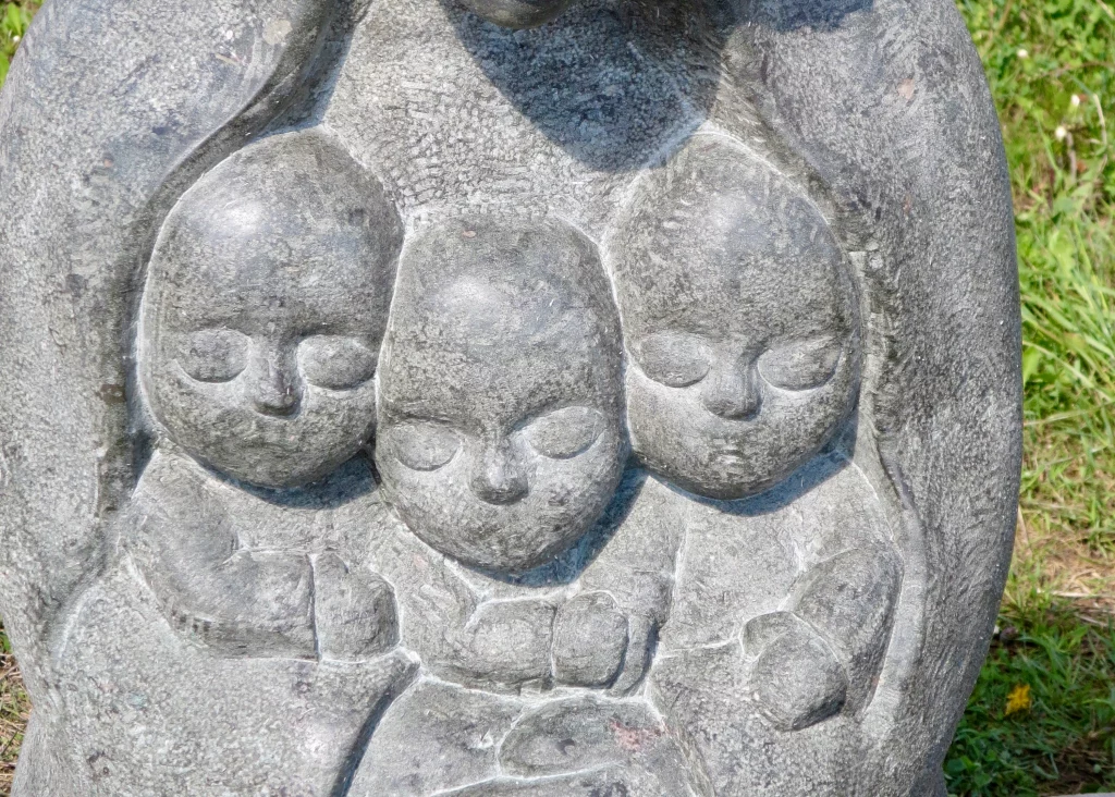 Nahaufnahme einer Mutter-Kinder Statue.