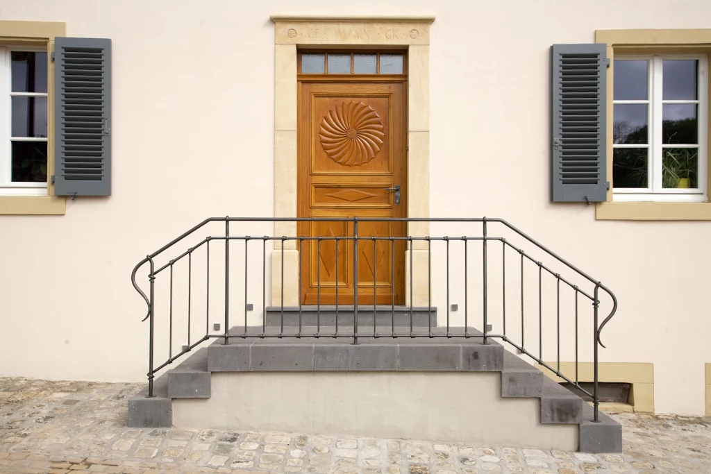 Aufnahme der Inschrift im steinernen Türrahmen.