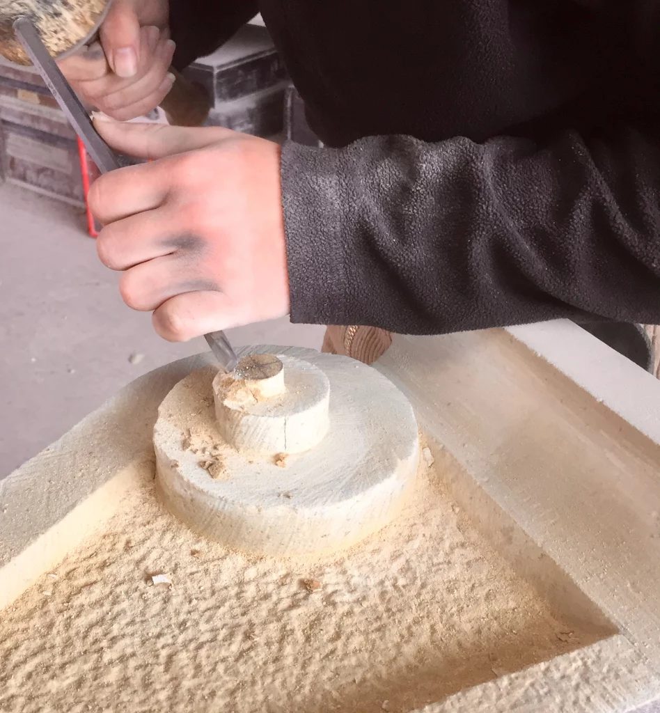 Eine Detailaufnahme der Arbeit eines Mitarbeiters in der Werkstatt.