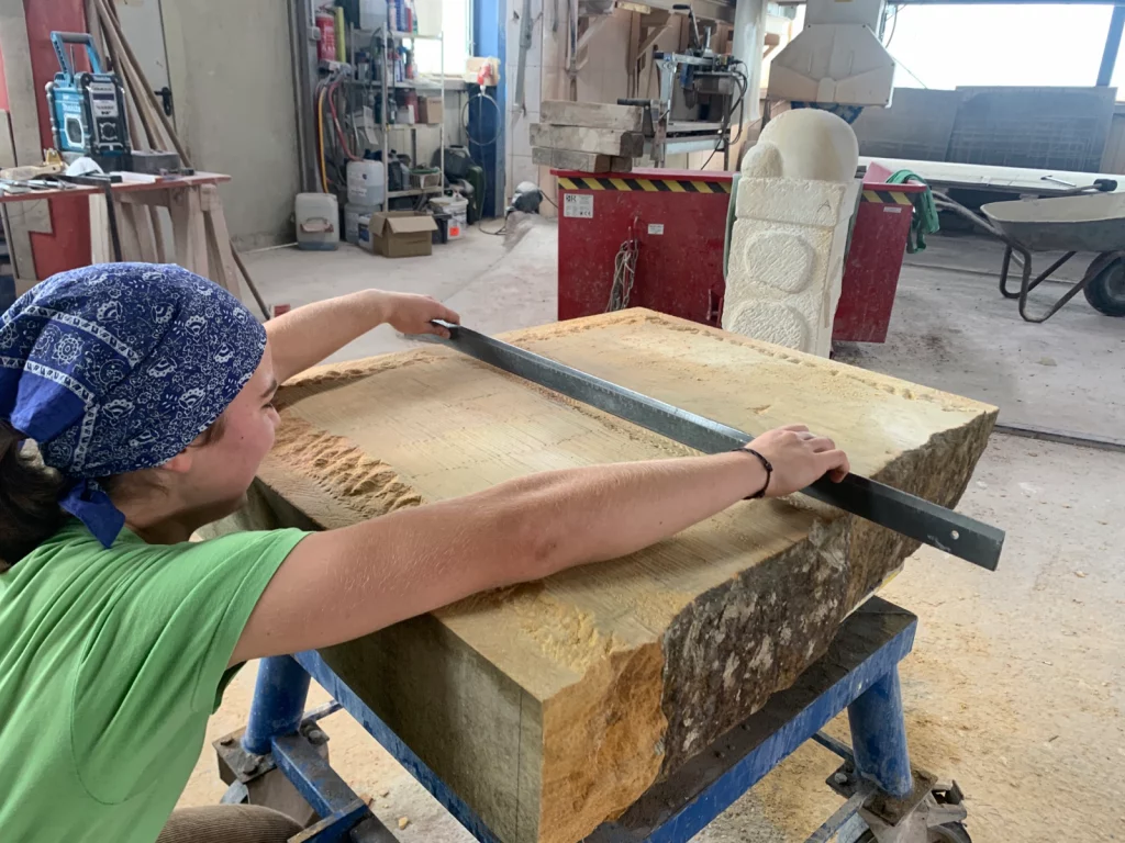 Aufnahme eines Mitarbeiters in der Werkstatt bei der Arbeit.