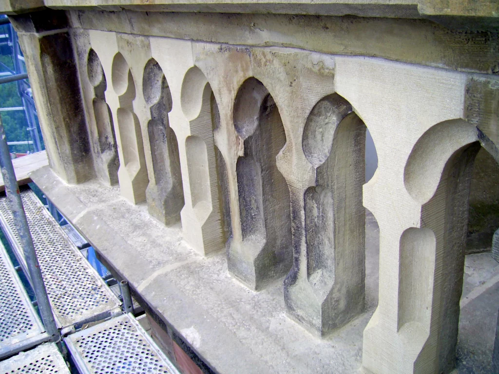 Eine Aufnahme auf dem Baugerüst der Restaurierung der Balustrade.