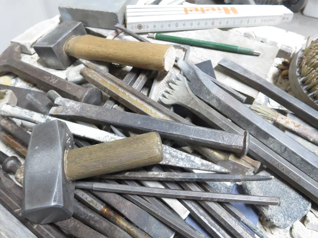 Es werden verschieden benötigte Werkzeuge des Handwerks abgebildet.