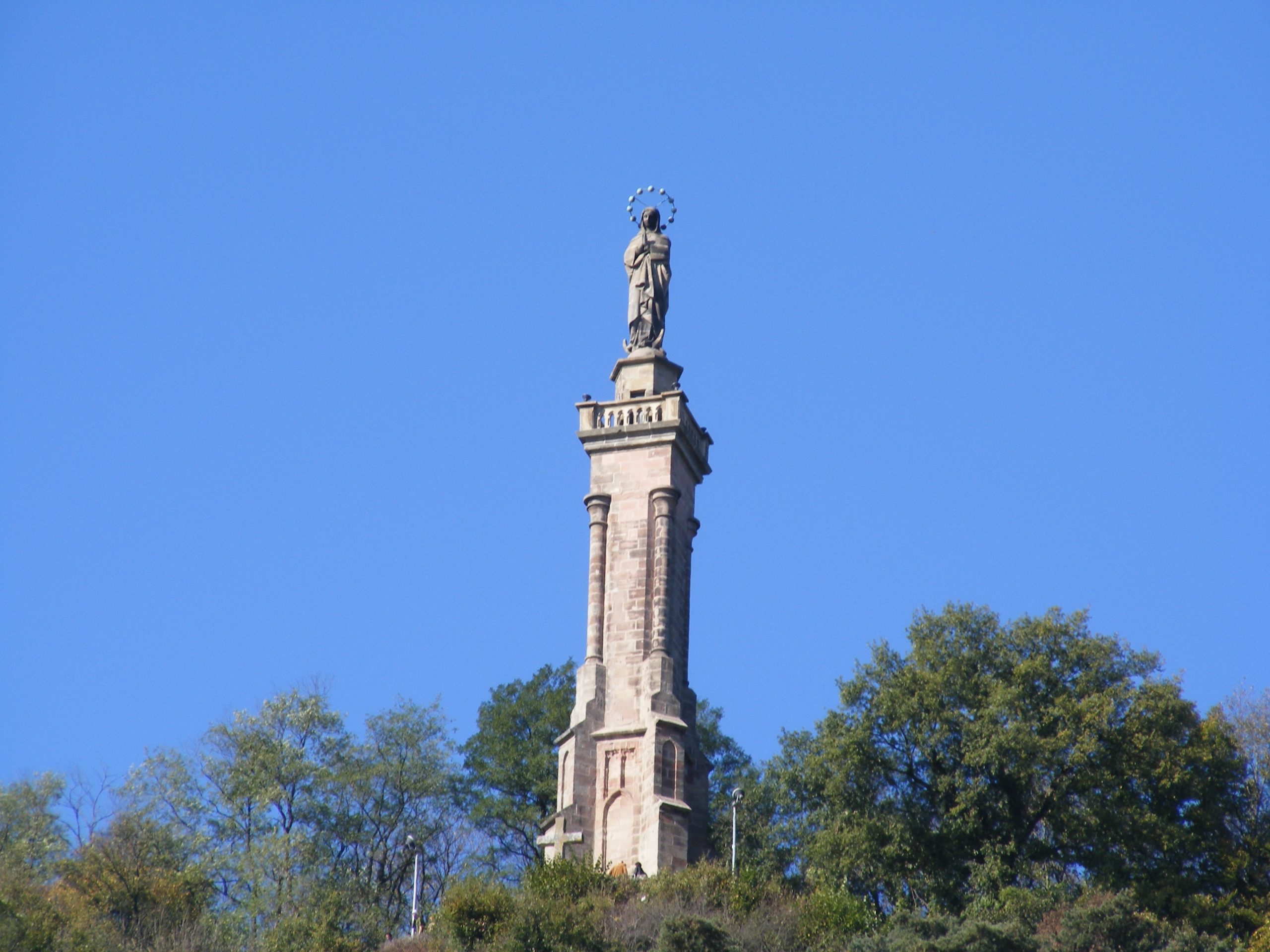 Die Mariensäule vor einem kräftigem, blauen Himmel.