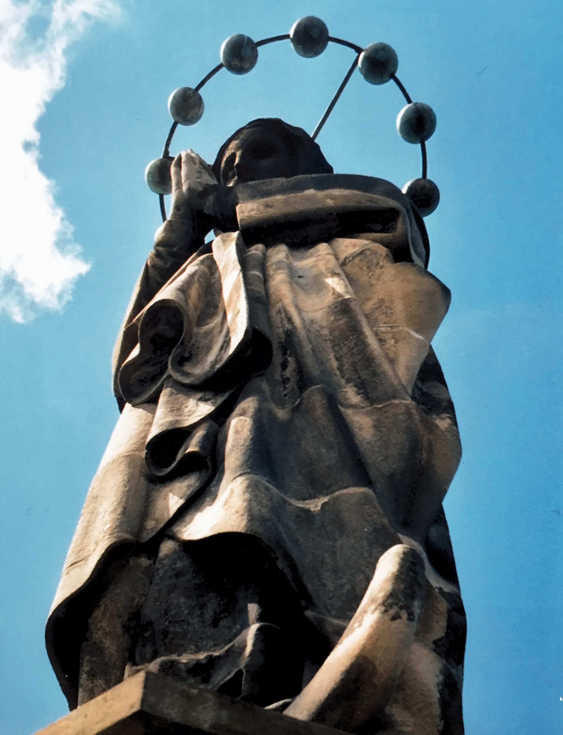 Heraufschauende Aufnahme der Mariensäule bei blauem Himmel.