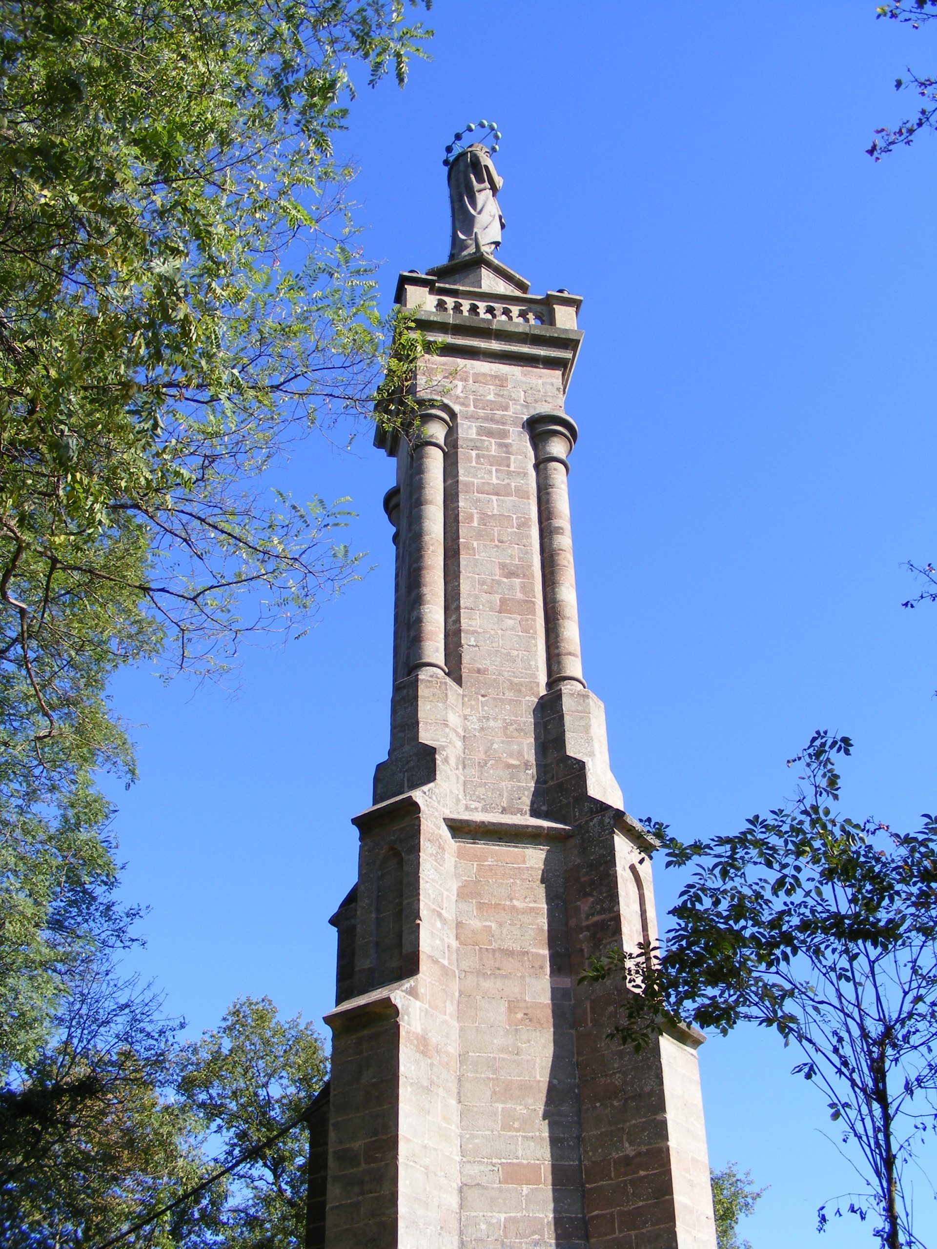 Die Mariensäule von der Seite bei blauem Himmel.
