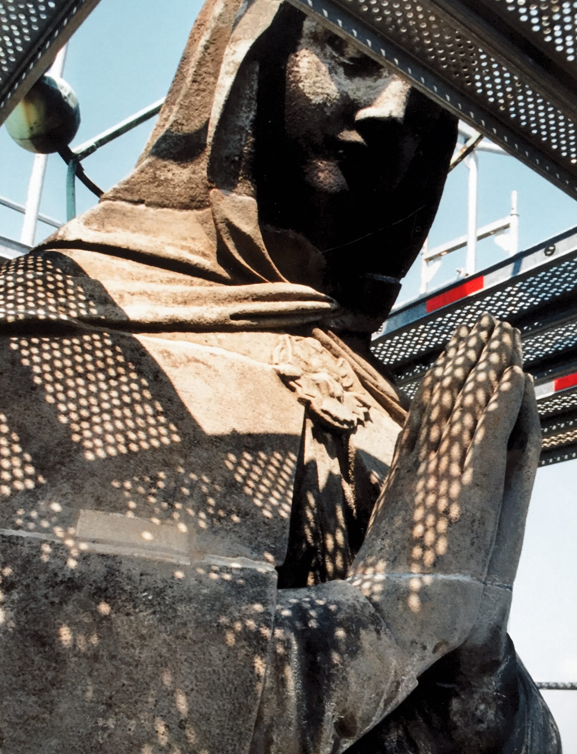 Eine Nahaufnahme der Mariensäule vom Baugerüst aus.