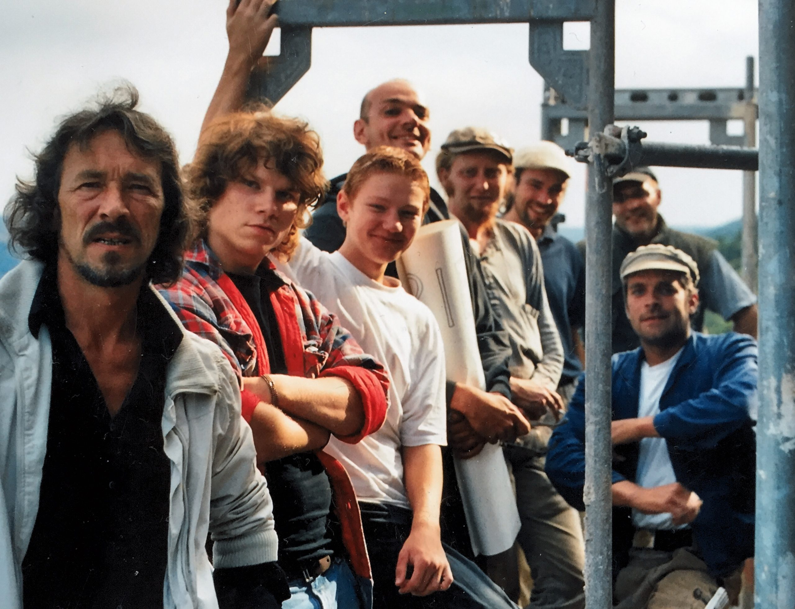 Eine Aufnahme des Teams auf dem Baugerüst an der Mariensäule.