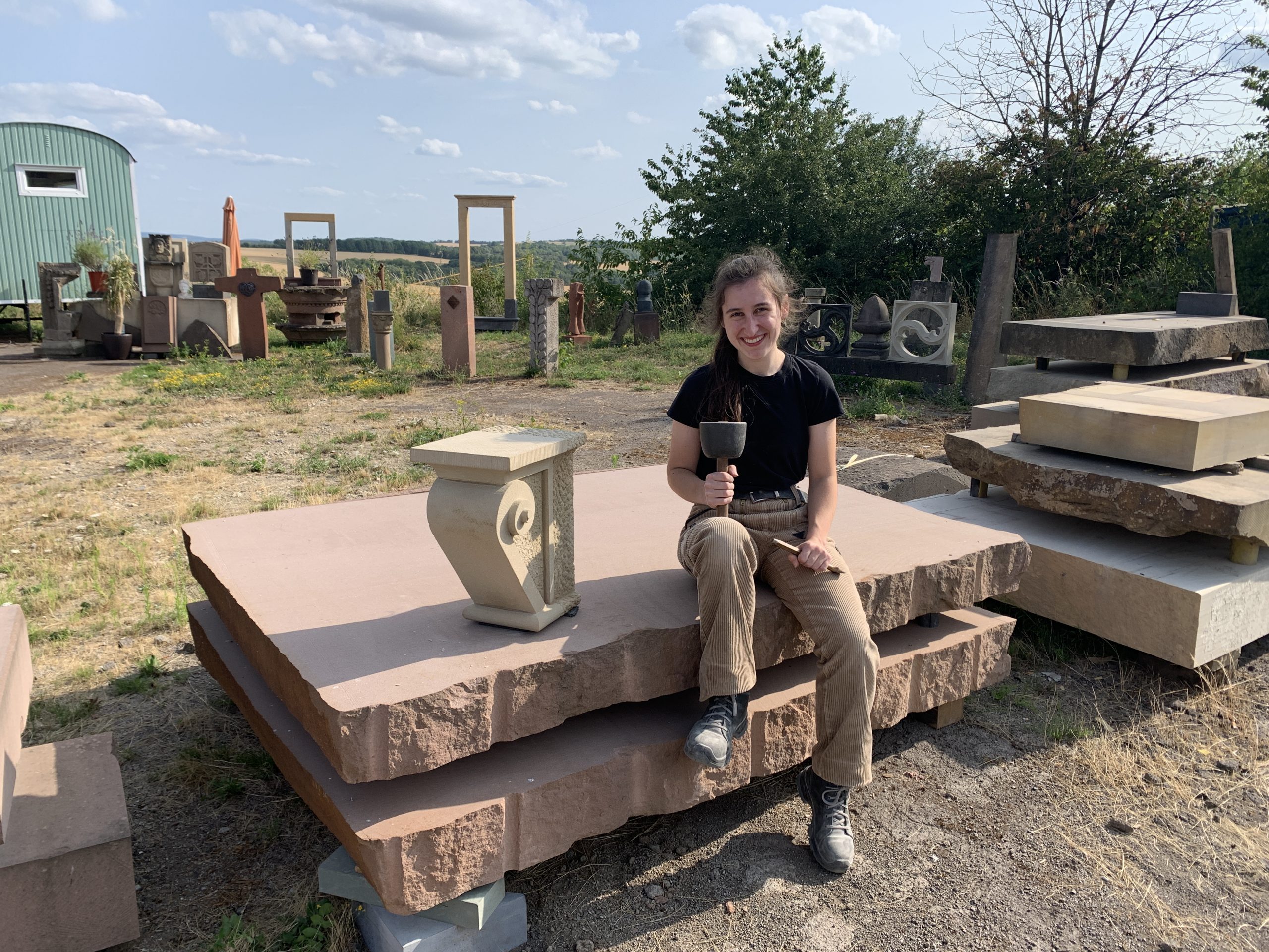 Abbildung von Lou Schwab mit Ihrem Prüfstück als Landessiegerin 2024.