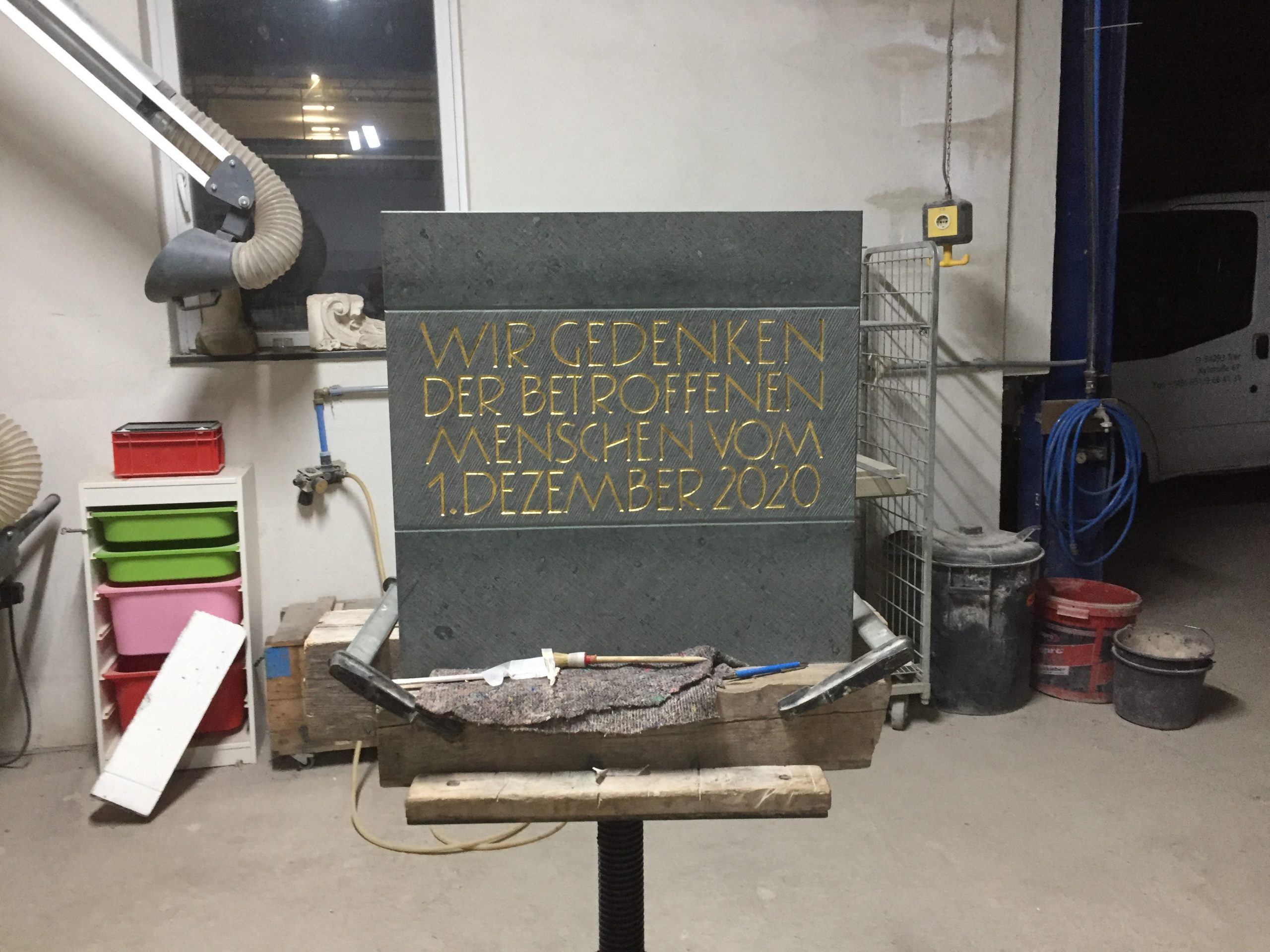 Abbildung der Gedenktafel, mit Goldener Aufschrift 